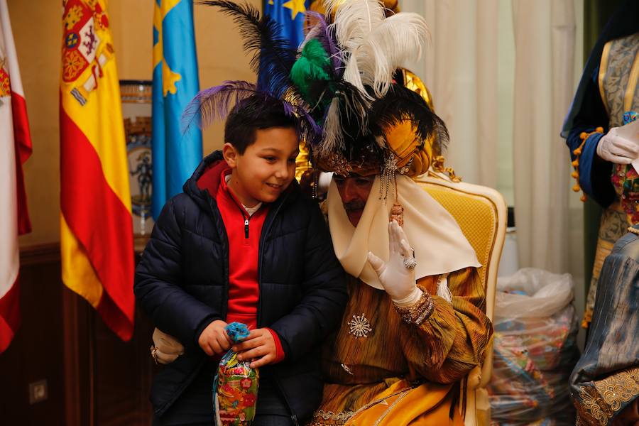Cientos de personas han recibido a Melchor, Gaspar y Baltasar a su llegada a Gijón. Sus Majestades han recorrido el centro de la villa, desde el Acuario hasta la plaza del Marqués, donde les recibió la alcaldesa, Carmen Moriyón. Después han atendido las peticiones de los más pequeños en el Ayuntamiento