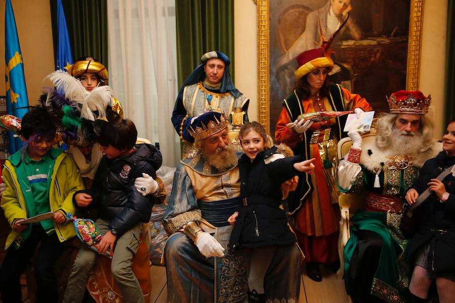 Cientos de personas han recibido a Melchor, Gaspar y Baltasar a su llegada a Gijón. Sus Majestades han recorrido el centro de la villa, desde el Acuario hasta la plaza del Marqués, donde les recibió la alcaldesa, Carmen Moriyón. Después han atendido las peticiones de los más pequeños en el Ayuntamiento