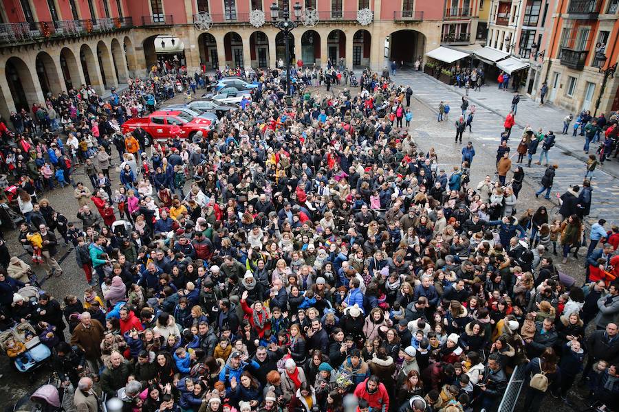 Cientos de personas han recibido a Melchor, Gaspar y Baltasar a su llegada a Gijón. Sus Majestades han recorrido el centro de la villa, desde el Acuario hasta la plaza del Marqués, donde les recibió la alcaldesa, Carmen Moriyón. Después han atendido las peticiones de los más pequeños en el Ayuntamiento