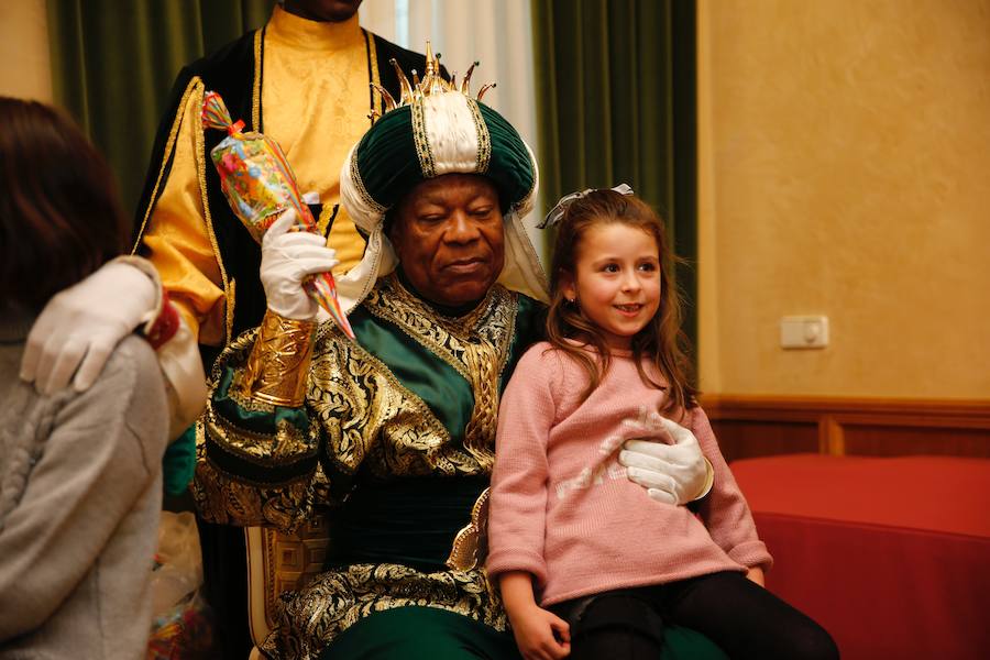 Cientos de personas han recibido a Melchor, Gaspar y Baltasar a su llegada a Gijón. Sus Majestades han recorrido el centro de la villa, desde el Acuario hasta la plaza del Marqués, donde les recibió la alcaldesa, Carmen Moriyón. Después han atendido las peticiones de los más pequeños en el Ayuntamiento