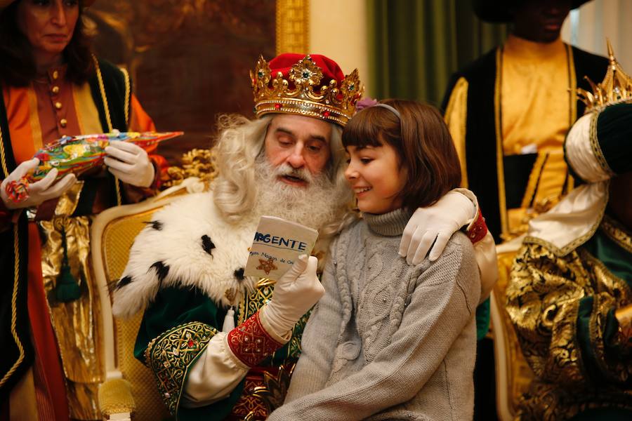 Cientos de personas han recibido a Melchor, Gaspar y Baltasar a su llegada a Gijón. Sus Majestades han recorrido el centro de la villa, desde el Acuario hasta la plaza del Marqués, donde les recibió la alcaldesa, Carmen Moriyón. Después han atendido las peticiones de los más pequeños en el Ayuntamiento