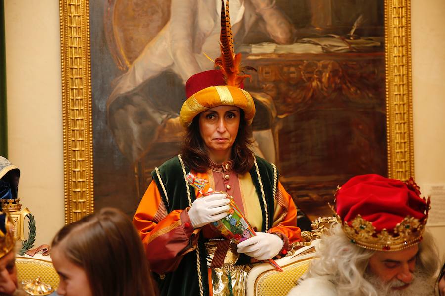 Cientos de personas han recibido a Melchor, Gaspar y Baltasar a su llegada a Gijón. Sus Majestades han recorrido el centro de la villa, desde el Acuario hasta la plaza del Marqués, donde les recibió la alcaldesa, Carmen Moriyón. Después han atendido las peticiones de los más pequeños en el Ayuntamiento