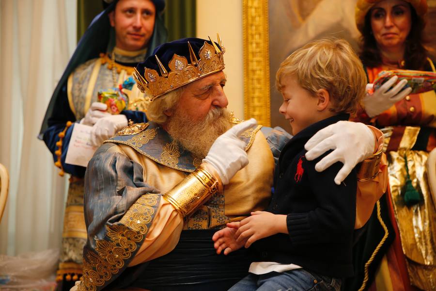 Cientos de personas han recibido a Melchor, Gaspar y Baltasar a su llegada a Gijón. Sus Majestades han recorrido el centro de la villa, desde el Acuario hasta la plaza del Marqués, donde les recibió la alcaldesa, Carmen Moriyón. Después han atendido las peticiones de los más pequeños en el Ayuntamiento