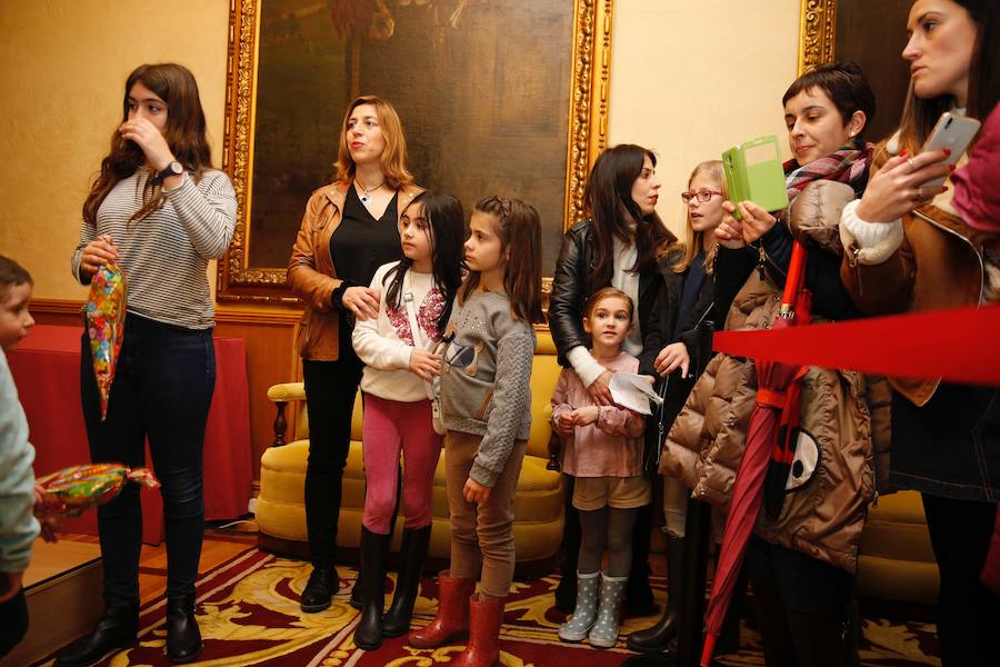 Cientos de personas han recibido a Melchor, Gaspar y Baltasar a su llegada a Gijón. Sus Majestades han recorrido el centro de la villa, desde el Acuario hasta la plaza del Marqués, donde les recibió la alcaldesa, Carmen Moriyón. Después han atendido las peticiones de los más pequeños en el Ayuntamiento
