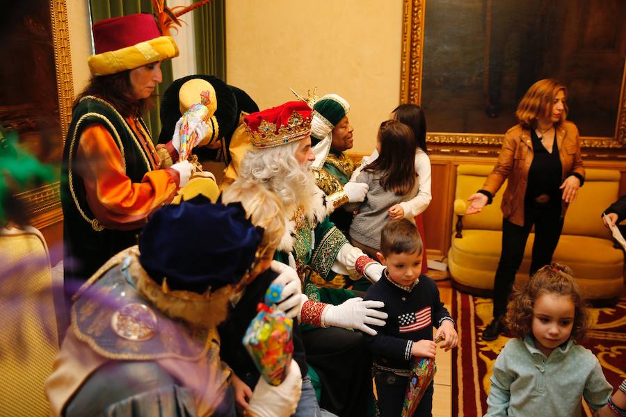 Cientos de personas han recibido a Melchor, Gaspar y Baltasar a su llegada a Gijón. Sus Majestades han recorrido el centro de la villa, desde el Acuario hasta la plaza del Marqués, donde les recibió la alcaldesa, Carmen Moriyón. Después han atendido las peticiones de los más pequeños en el Ayuntamiento
