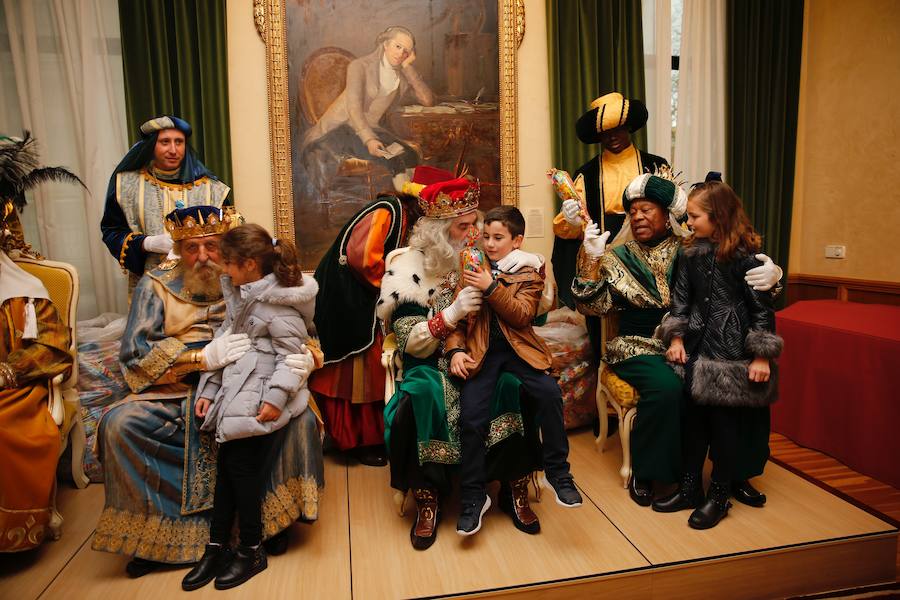 Cientos de personas han recibido a Melchor, Gaspar y Baltasar a su llegada a Gijón. Sus Majestades han recorrido el centro de la villa, desde el Acuario hasta la plaza del Marqués, donde les recibió la alcaldesa, Carmen Moriyón. Después han atendido las peticiones de los más pequeños en el Ayuntamiento