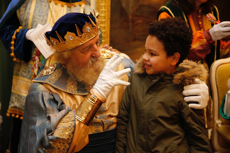 Cientos de personas han recibido a Melchor, Gaspar y Baltasar a su llegada a Gijón. Sus Majestades han recorrido el centro de la villa, desde el Acuario hasta la plaza del Marqués, donde les recibió la alcaldesa, Carmen Moriyón. Después han atendido las peticiones de los más pequeños en el Ayuntamiento
