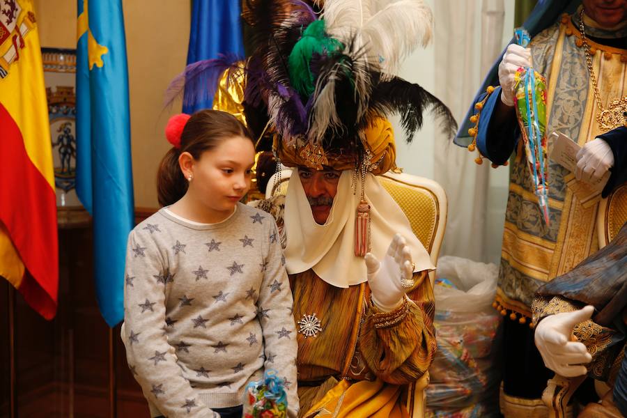 Cientos de personas han recibido a Melchor, Gaspar y Baltasar a su llegada a Gijón. Sus Majestades han recorrido el centro de la villa, desde el Acuario hasta la plaza del Marqués, donde les recibió la alcaldesa, Carmen Moriyón. Después han atendido las peticiones de los más pequeños en el Ayuntamiento