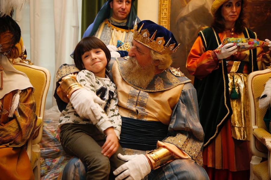 Cientos de personas han recibido a Melchor, Gaspar y Baltasar a su llegada a Gijón. Sus Majestades han recorrido el centro de la villa, desde el Acuario hasta la plaza del Marqués, donde les recibió la alcaldesa, Carmen Moriyón. Después han atendido las peticiones de los más pequeños en el Ayuntamiento
