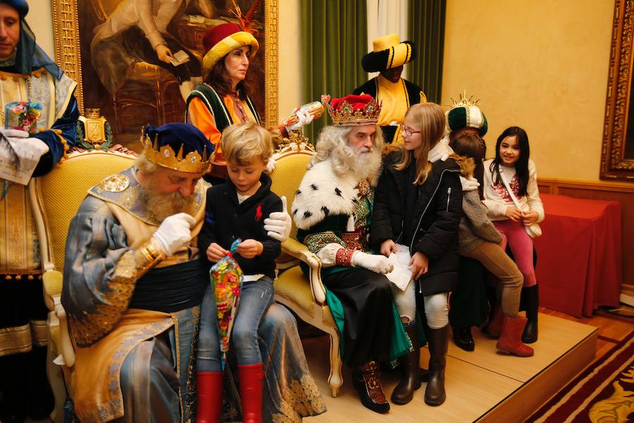 Cientos de personas han recibido a Melchor, Gaspar y Baltasar a su llegada a Gijón. Sus Majestades han recorrido el centro de la villa, desde el Acuario hasta la plaza del Marqués, donde les recibió la alcaldesa, Carmen Moriyón. Después han atendido las peticiones de los más pequeños en el Ayuntamiento