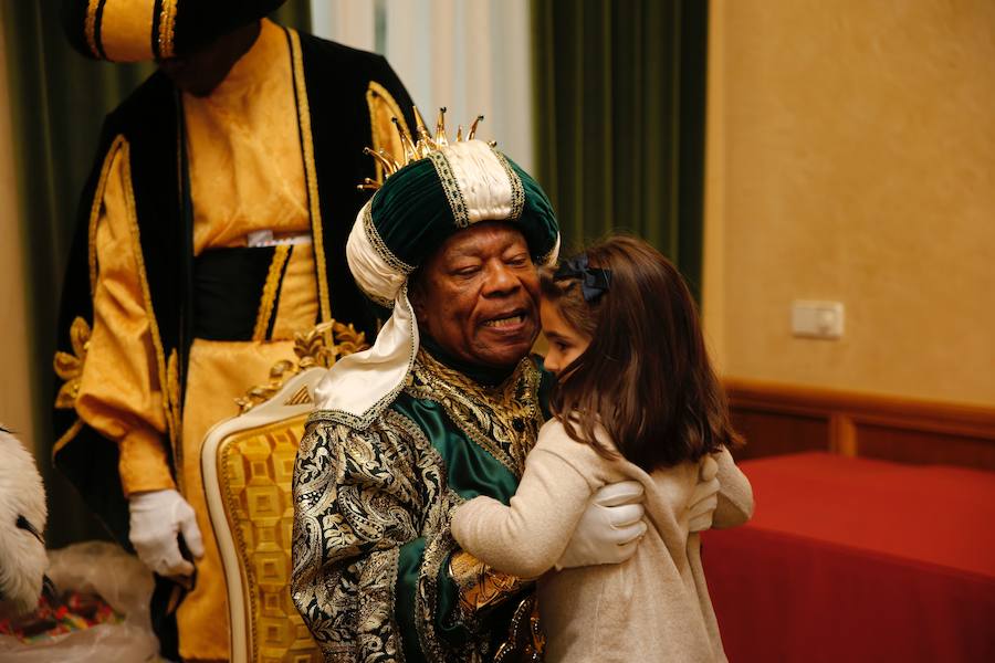 Cientos de personas han recibido a Melchor, Gaspar y Baltasar a su llegada a Gijón. Sus Majestades han recorrido el centro de la villa, desde el Acuario hasta la plaza del Marqués, donde les recibió la alcaldesa, Carmen Moriyón. Después han atendido las peticiones de los más pequeños en el Ayuntamiento