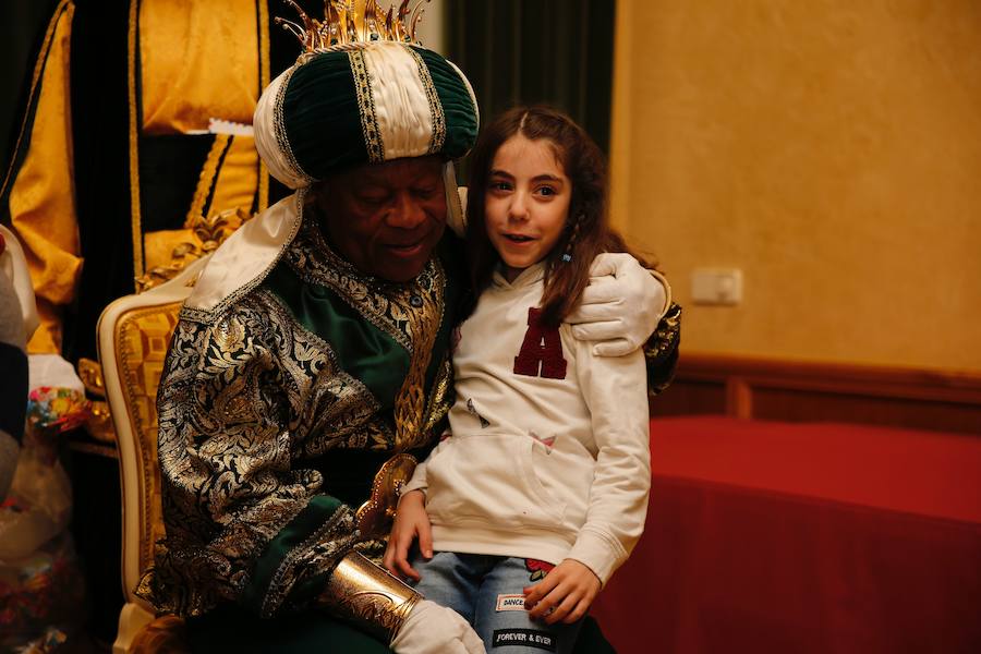 Cientos de personas han recibido a Melchor, Gaspar y Baltasar a su llegada a Gijón. Sus Majestades han recorrido el centro de la villa, desde el Acuario hasta la plaza del Marqués, donde les recibió la alcaldesa, Carmen Moriyón. Después han atendido las peticiones de los más pequeños en el Ayuntamiento