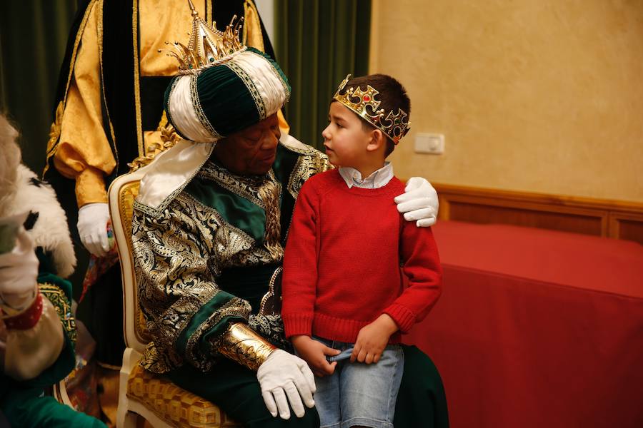 Cientos de personas han recibido a Melchor, Gaspar y Baltasar a su llegada a Gijón. Sus Majestades han recorrido el centro de la villa, desde el Acuario hasta la plaza del Marqués, donde les recibió la alcaldesa, Carmen Moriyón. Después han atendido las peticiones de los más pequeños en el Ayuntamiento