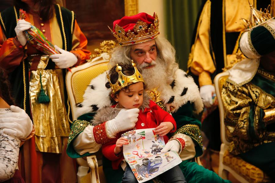 Cientos de personas han recibido a Melchor, Gaspar y Baltasar a su llegada a Gijón. Sus Majestades han recorrido el centro de la villa, desde el Acuario hasta la plaza del Marqués, donde les recibió la alcaldesa, Carmen Moriyón. Después han atendido las peticiones de los más pequeños en el Ayuntamiento