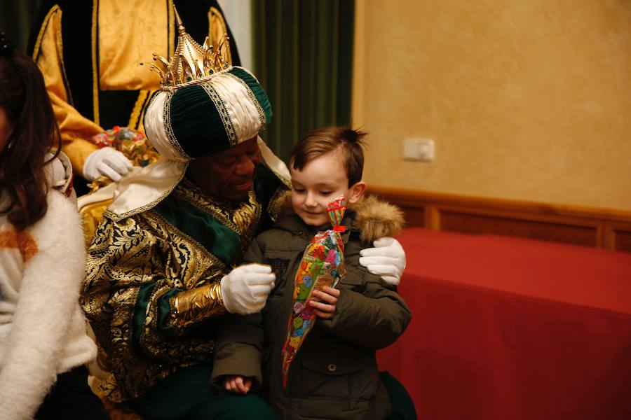 Cientos de personas han recibido a Melchor, Gaspar y Baltasar a su llegada a Gijón. Sus Majestades han recorrido el centro de la villa, desde el Acuario hasta la plaza del Marqués, donde les recibió la alcaldesa, Carmen Moriyón. Después han atendido las peticiones de los más pequeños en el Ayuntamiento