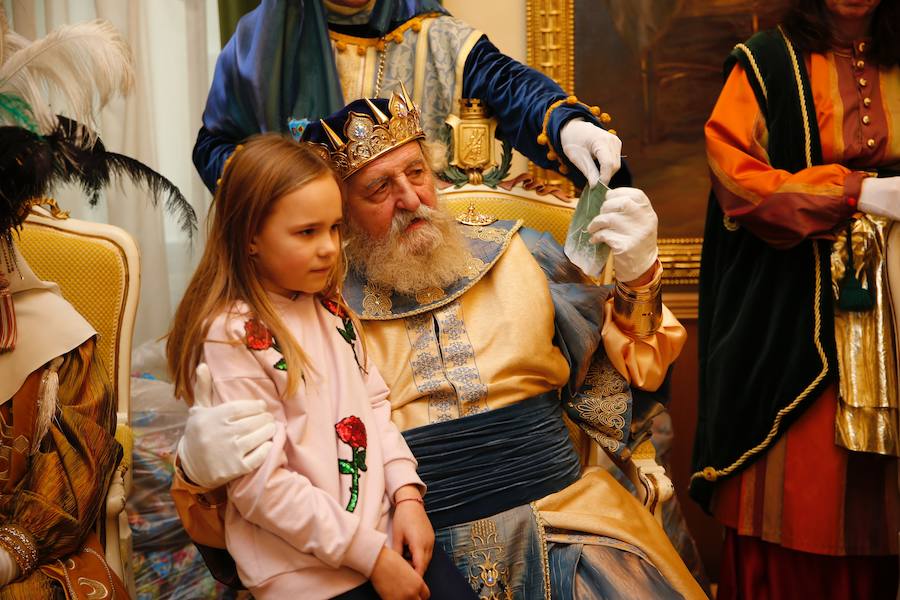Cientos de personas han recibido a Melchor, Gaspar y Baltasar a su llegada a Gijón. Sus Majestades han recorrido el centro de la villa, desde el Acuario hasta la plaza del Marqués, donde les recibió la alcaldesa, Carmen Moriyón. Después han atendido las peticiones de los más pequeños en el Ayuntamiento