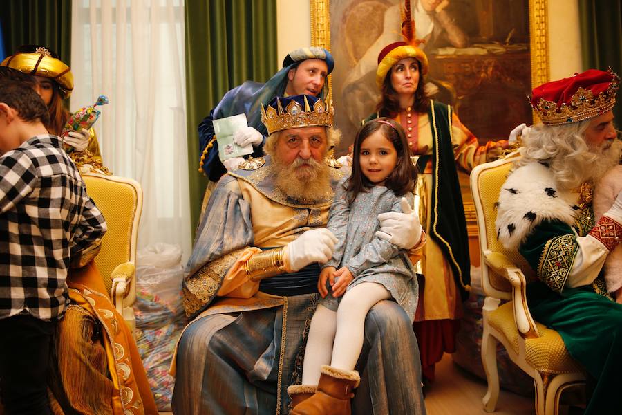Cientos de personas han recibido a Melchor, Gaspar y Baltasar a su llegada a Gijón. Sus Majestades han recorrido el centro de la villa, desde el Acuario hasta la plaza del Marqués, donde les recibió la alcaldesa, Carmen Moriyón. Después han atendido las peticiones de los más pequeños en el Ayuntamiento