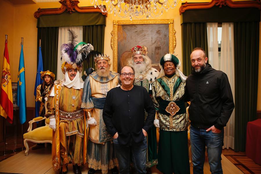 Cientos de personas han recibido a Melchor, Gaspar y Baltasar a su llegada a Gijón. Sus Majestades han recorrido el centro de la villa, desde el Acuario hasta la plaza del Marqués, donde les recibió la alcaldesa, Carmen Moriyón. Después han atendido las peticiones de los más pequeños en el Ayuntamiento