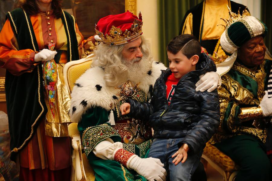 Cientos de personas han recibido a Melchor, Gaspar y Baltasar a su llegada a Gijón. Sus Majestades han recorrido el centro de la villa, desde el Acuario hasta la plaza del Marqués, donde les recibió la alcaldesa, Carmen Moriyón. Después han atendido las peticiones de los más pequeños en el Ayuntamiento