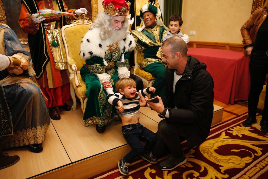 Cientos de personas han recibido a Melchor, Gaspar y Baltasar a su llegada a Gijón. Sus Majestades han recorrido el centro de la villa, desde el Acuario hasta la plaza del Marqués, donde les recibió la alcaldesa, Carmen Moriyón. Después han atendido las peticiones de los más pequeños en el Ayuntamiento
