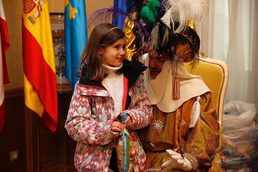 Cientos de personas han recibido a Melchor, Gaspar y Baltasar a su llegada a Gijón. Sus Majestades han recorrido el centro de la villa, desde el Acuario hasta la plaza del Marqués, donde les recibió la alcaldesa, Carmen Moriyón. Después han atendido las peticiones de los más pequeños en el Ayuntamiento
