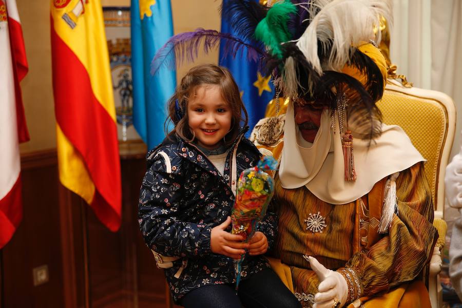 Cientos de personas han recibido a Melchor, Gaspar y Baltasar a su llegada a Gijón. Sus Majestades han recorrido el centro de la villa, desde el Acuario hasta la plaza del Marqués, donde les recibió la alcaldesa, Carmen Moriyón. Después han atendido las peticiones de los más pequeños en el Ayuntamiento