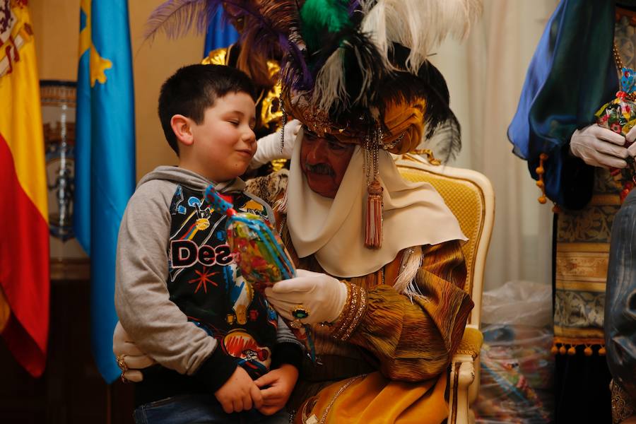Cientos de personas han recibido a Melchor, Gaspar y Baltasar a su llegada a Gijón. Sus Majestades han recorrido el centro de la villa, desde el Acuario hasta la plaza del Marqués, donde les recibió la alcaldesa, Carmen Moriyón. Después han atendido las peticiones de los más pequeños en el Ayuntamiento
