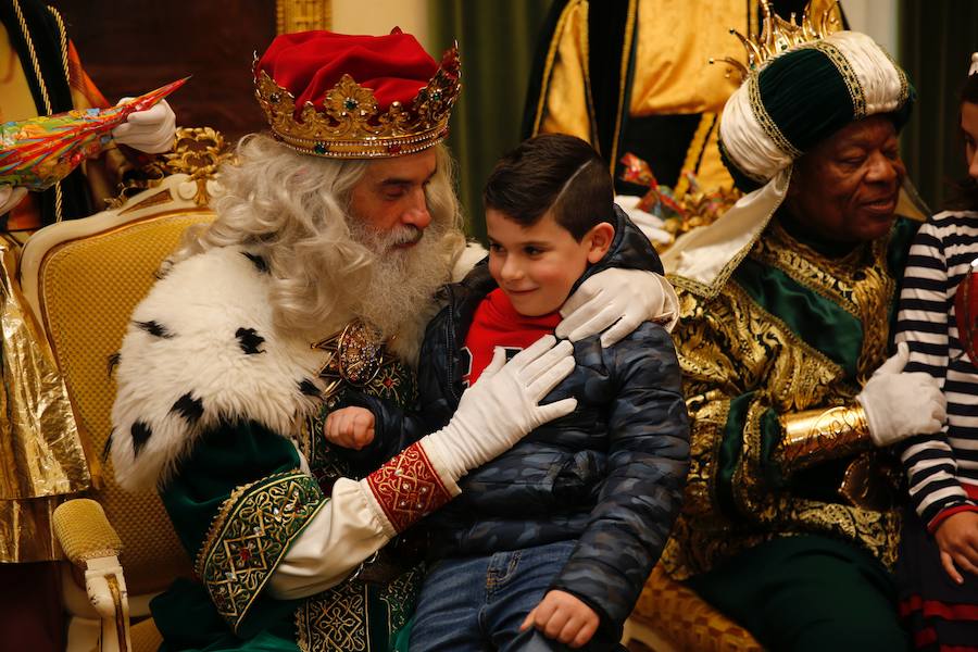 Cientos de personas han recibido a Melchor, Gaspar y Baltasar a su llegada a Gijón. Sus Majestades han recorrido el centro de la villa, desde el Acuario hasta la plaza del Marqués, donde les recibió la alcaldesa, Carmen Moriyón. Después han atendido las peticiones de los más pequeños en el Ayuntamiento