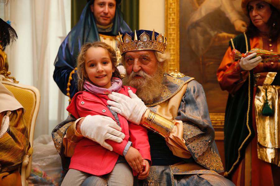 Cientos de personas han recibido a Melchor, Gaspar y Baltasar a su llegada a Gijón. Sus Majestades han recorrido el centro de la villa, desde el Acuario hasta la plaza del Marqués, donde les recibió la alcaldesa, Carmen Moriyón. Después han atendido las peticiones de los más pequeños en el Ayuntamiento