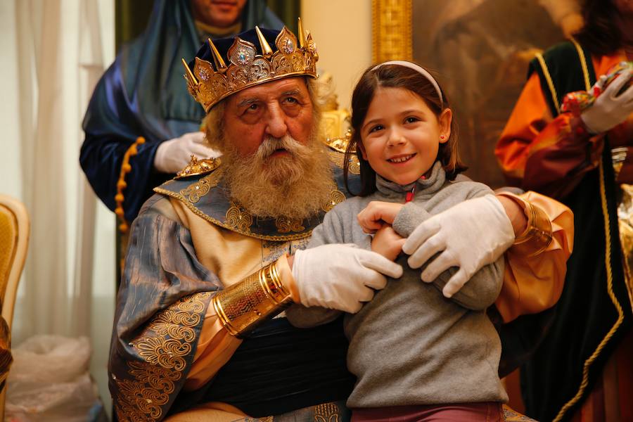 Cientos de personas han recibido a Melchor, Gaspar y Baltasar a su llegada a Gijón. Sus Majestades han recorrido el centro de la villa, desde el Acuario hasta la plaza del Marqués, donde les recibió la alcaldesa, Carmen Moriyón. Después han atendido las peticiones de los más pequeños en el Ayuntamiento