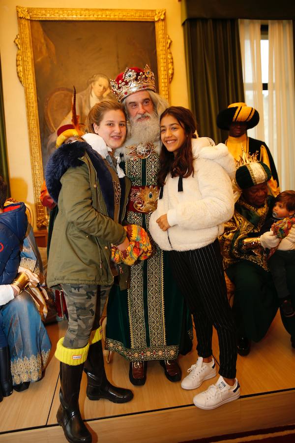 Cientos de personas han recibido a Melchor, Gaspar y Baltasar a su llegada a Gijón. Sus Majestades han recorrido el centro de la villa, desde el Acuario hasta la plaza del Marqués, donde les recibió la alcaldesa, Carmen Moriyón. Después han atendido las peticiones de los más pequeños en el Ayuntamiento