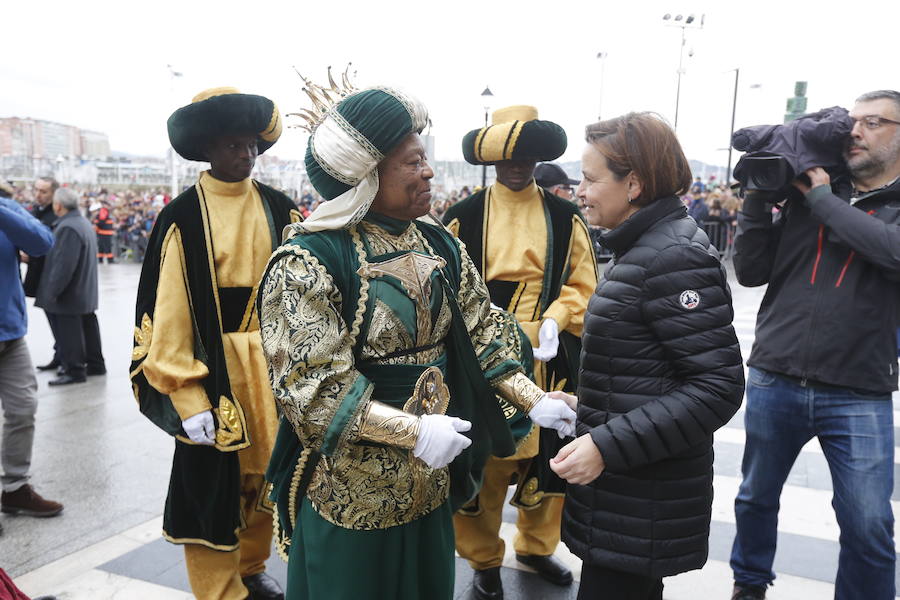 Cientos de personas han recibido a Melchor, Gaspar y Baltasar a su llegada a Gijón. Sus Majestades han recorrido el centro de la villa, desde el Acuario hasta la plaza del Marqués, donde les recibió la alcaldesa, Carmen Moriyón. 