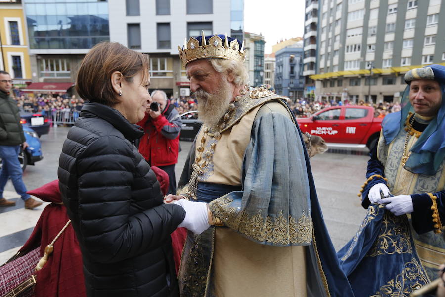 Cientos de personas han recibido a Melchor, Gaspar y Baltasar a su llegada a Gijón. Sus Majestades han recorrido el centro de la villa, desde el Acuario hasta la plaza del Marqués, donde les recibió la alcaldesa, Carmen Moriyón. 