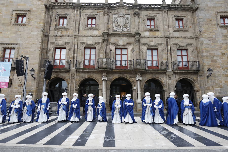 Cientos de personas han recibido a Melchor, Gaspar y Baltasar a su llegada a Gijón. Sus Majestades han recorrido el centro de la villa, desde el Acuario hasta la plaza del Marqués, donde les recibió la alcaldesa, Carmen Moriyón. 
