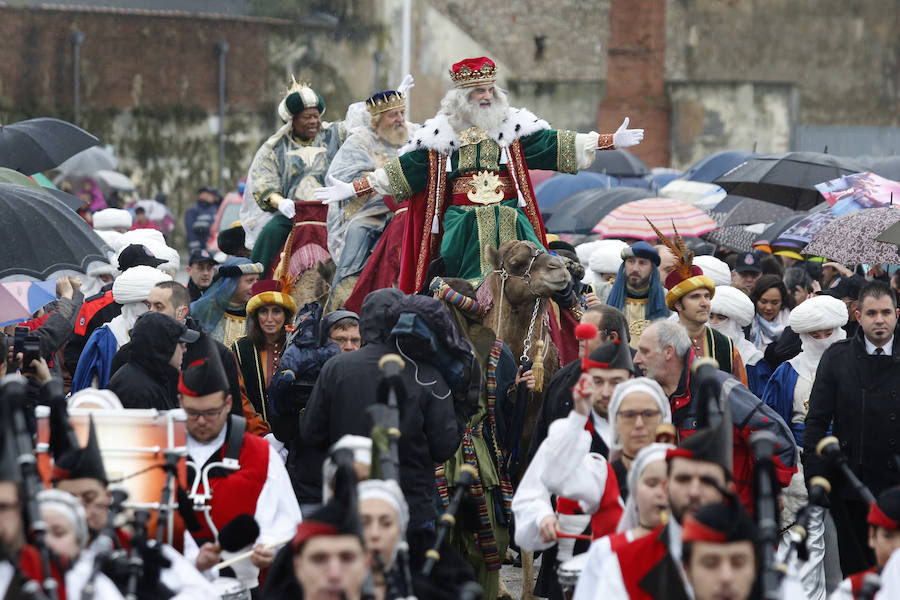 Cientos de personas han recibido a Melchor, Gaspar y Baltasar a su llegada a Gijón. Sus Majestades han recorrido el centro de la villa, desde el Acuario hasta la plaza del Marqués, donde les recibió la alcaldesa, Carmen Moriyón. 