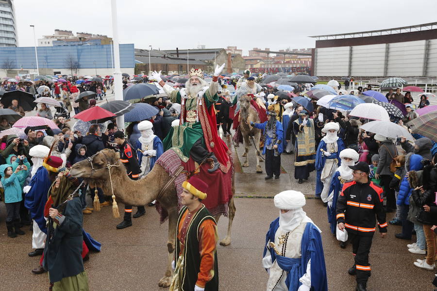 Cientos de personas han recibido a Melchor, Gaspar y Baltasar a su llegada a Gijón. Sus Majestades han recorrido el centro de la villa, desde el Acuario hasta la plaza del Marqués, donde les recibió la alcaldesa, Carmen Moriyón. 