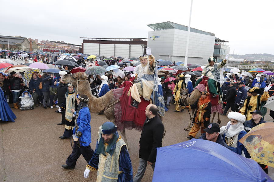 Cientos de personas han recibido a Melchor, Gaspar y Baltasar a su llegada a Gijón. Sus Majestades han recorrido el centro de la villa, desde el Acuario hasta la plaza del Marqués, donde les recibió la alcaldesa, Carmen Moriyón. 