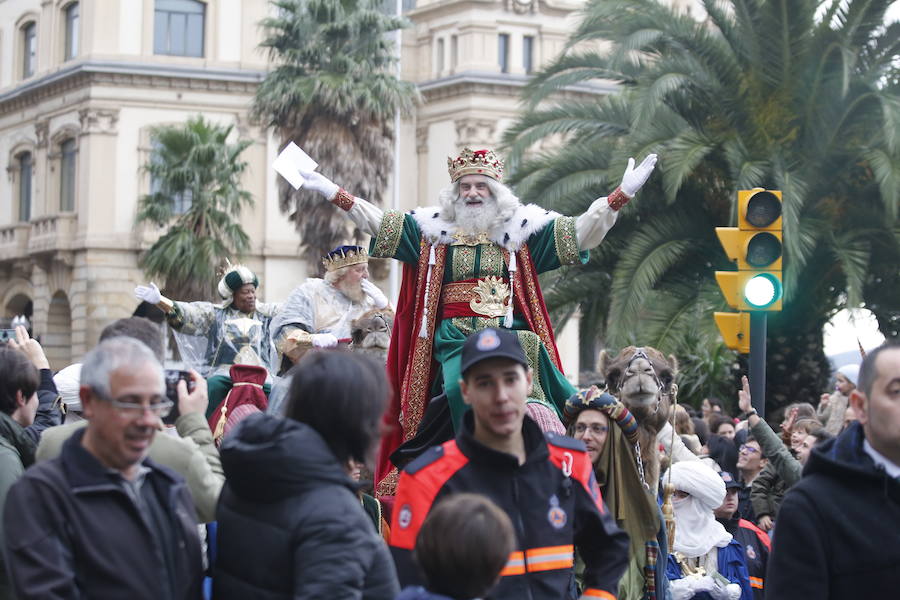 Cientos de personas han recibido a Melchor, Gaspar y Baltasar a su llegada a Gijón. Sus Majestades han recorrido el centro de la villa, desde el Acuario hasta la plaza del Marqués, donde les recibió la alcaldesa, Carmen Moriyón. 