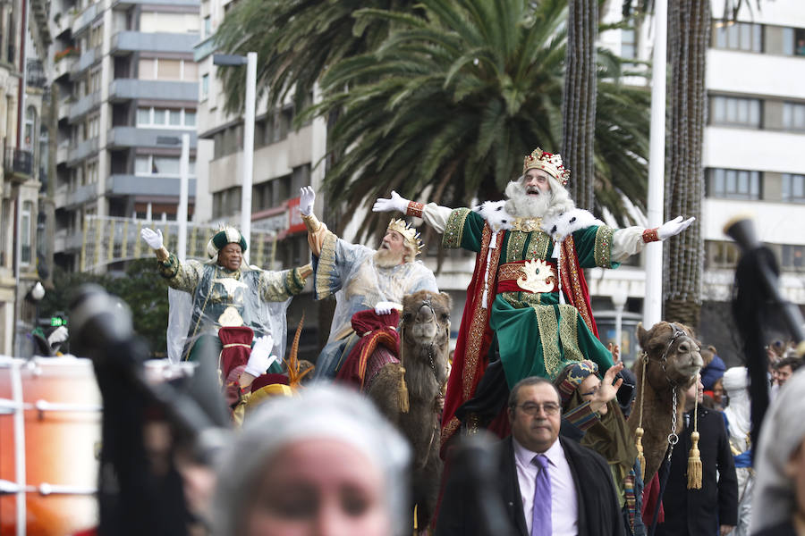 Cientos de personas han recibido a Melchor, Gaspar y Baltasar a su llegada a Gijón. Sus Majestades han recorrido el centro de la villa, desde el Acuario hasta la plaza del Marqués, donde les recibió la alcaldesa, Carmen Moriyón. 