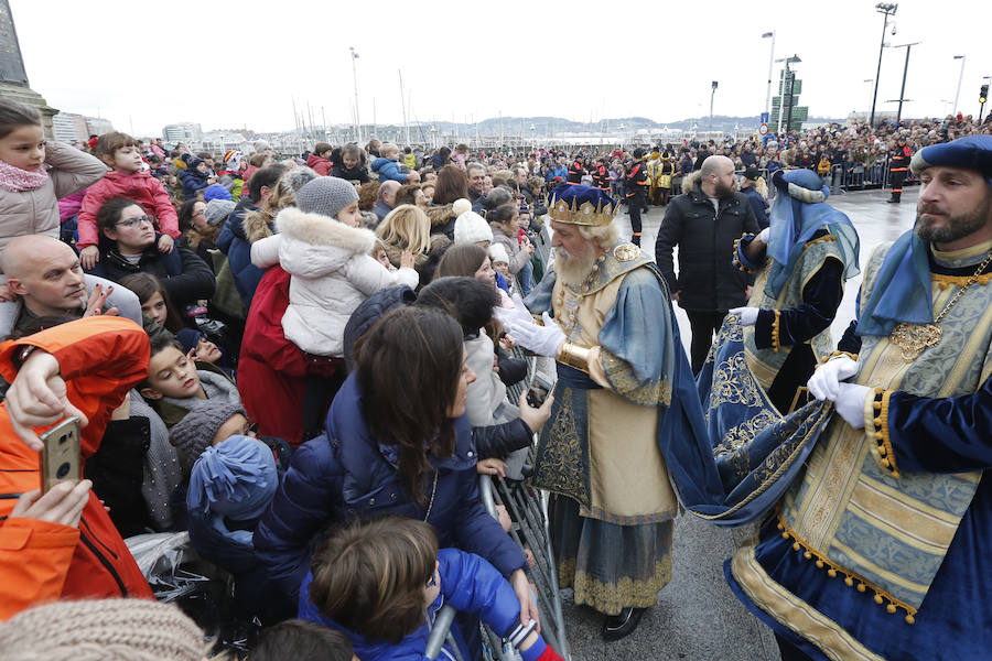 Cientos de personas han recibido a Melchor, Gaspar y Baltasar a su llegada a Gijón. Sus Majestades han recorrido el centro de la villa, desde el Acuario hasta la plaza del Marqués, donde les recibió la alcaldesa, Carmen Moriyón. 