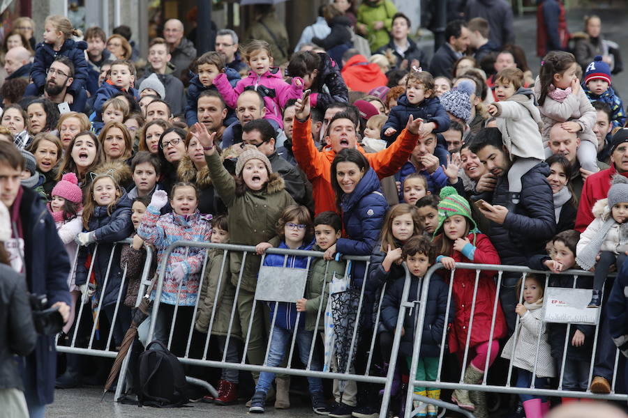 Cientos de personas han recibido a Melchor, Gaspar y Baltasar a su llegada a Gijón. Sus Majestades han recorrido el centro de la villa, desde el Acuario hasta la plaza del Marqués, donde les recibió la alcaldesa, Carmen Moriyón. 
