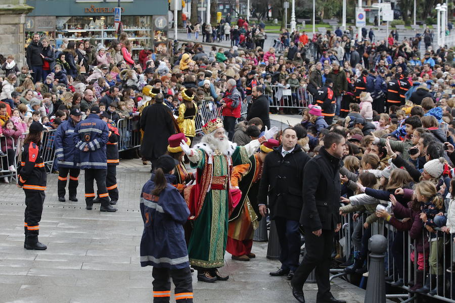 Cientos de personas han recibido a Melchor, Gaspar y Baltasar a su llegada a Gijón. Sus Majestades han recorrido el centro de la villa, desde el Acuario hasta la plaza del Marqués, donde les recibió la alcaldesa, Carmen Moriyón. 