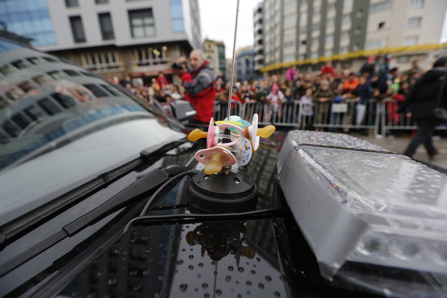 Cientos de personas han recibido a Melchor, Gaspar y Baltasar a su llegada a Gijón. Sus Majestades han recorrido el centro de la villa, desde el Acuario hasta la plaza del Marqués, donde les recibió la alcaldesa, Carmen Moriyón. 