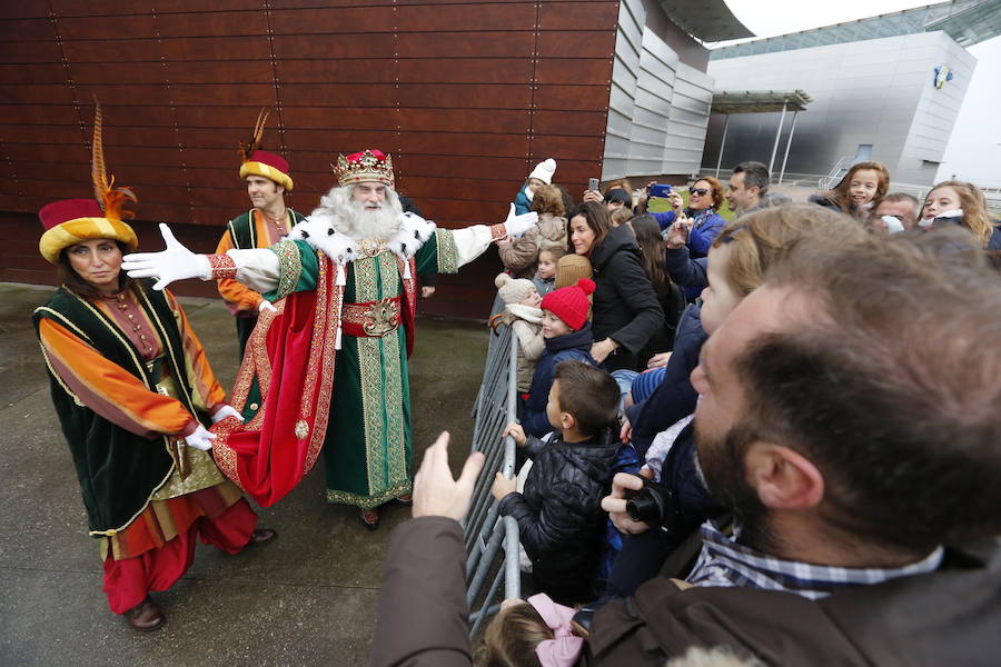 Cientos de personas han recibido a Melchor, Gaspar y Baltasar a su llegada a Gijón. Sus Majestades han recorrido el centro de la villa, desde el Acuario hasta la plaza del Marqués, donde les recibió la alcaldesa, Carmen Moriyón. 