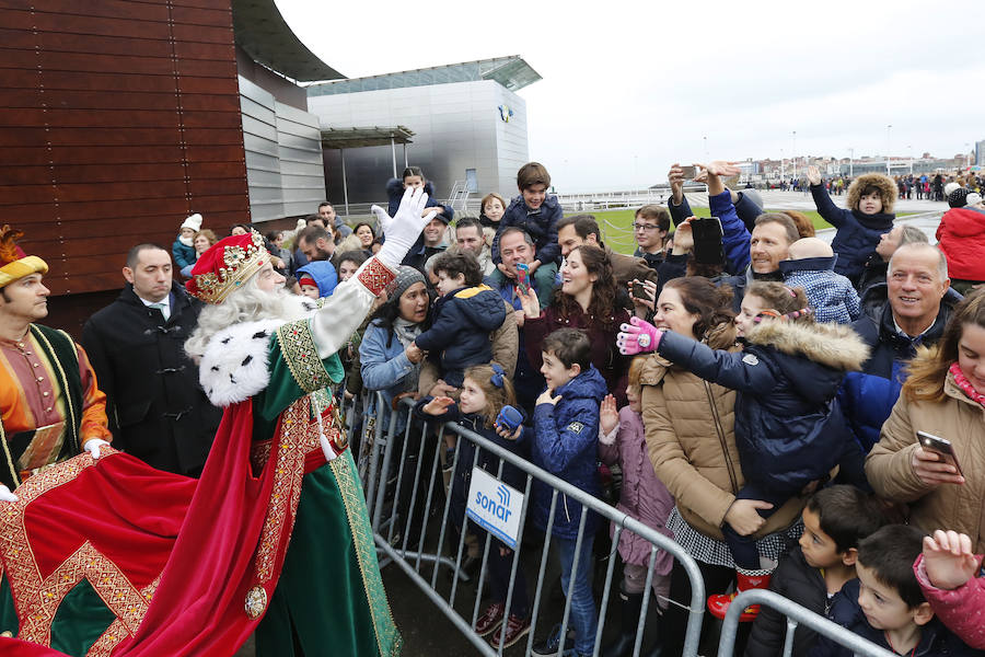 Cientos de personas han recibido a Melchor, Gaspar y Baltasar a su llegada a Gijón. Sus Majestades han recorrido el centro de la villa, desde el Acuario hasta la plaza del Marqués, donde les recibió la alcaldesa, Carmen Moriyón. 
