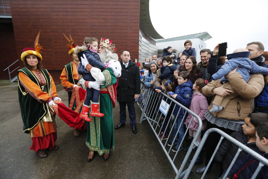 Cientos de personas han recibido a Melchor, Gaspar y Baltasar a su llegada a Gijón. Sus Majestades han recorrido el centro de la villa, desde el Acuario hasta la plaza del Marqués, donde les recibió la alcaldesa, Carmen Moriyón. 