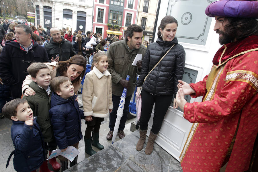 Los Reyes Magos han llegado ya a Oviedo, donde han compartido un brindis con representantes municipales y han recogido los últimos deseos de los más pequeños.