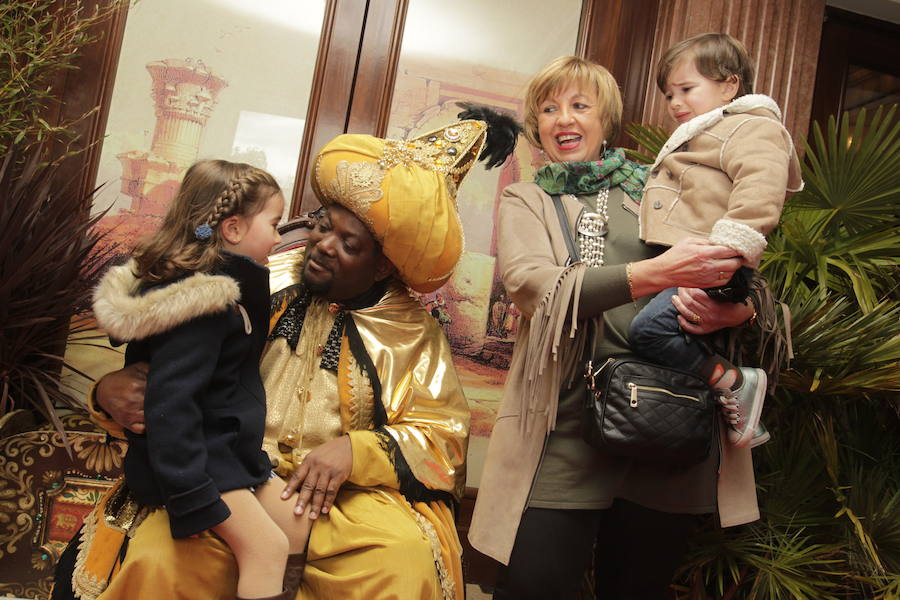 Los Reyes Magos han llegado ya a Oviedo, donde han compartido un brindis con representantes municipales y han recogido los últimos deseos de los más pequeños.