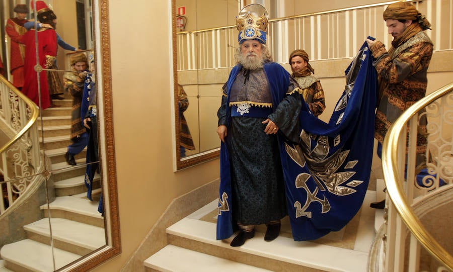 Los Reyes Magos han llegado ya a Oviedo, donde han compartido un brindis con representantes municipales y han recogido los últimos deseos de los más pequeños.