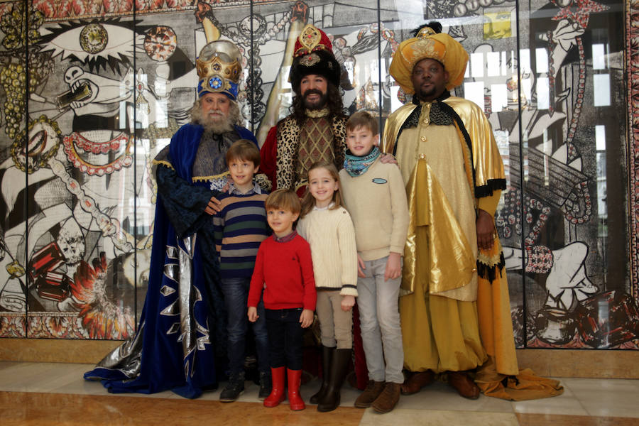 Los Reyes Magos han llegado ya a Oviedo, donde han compartido un brindis con representantes municipales y han recogido los últimos deseos de los más pequeños.